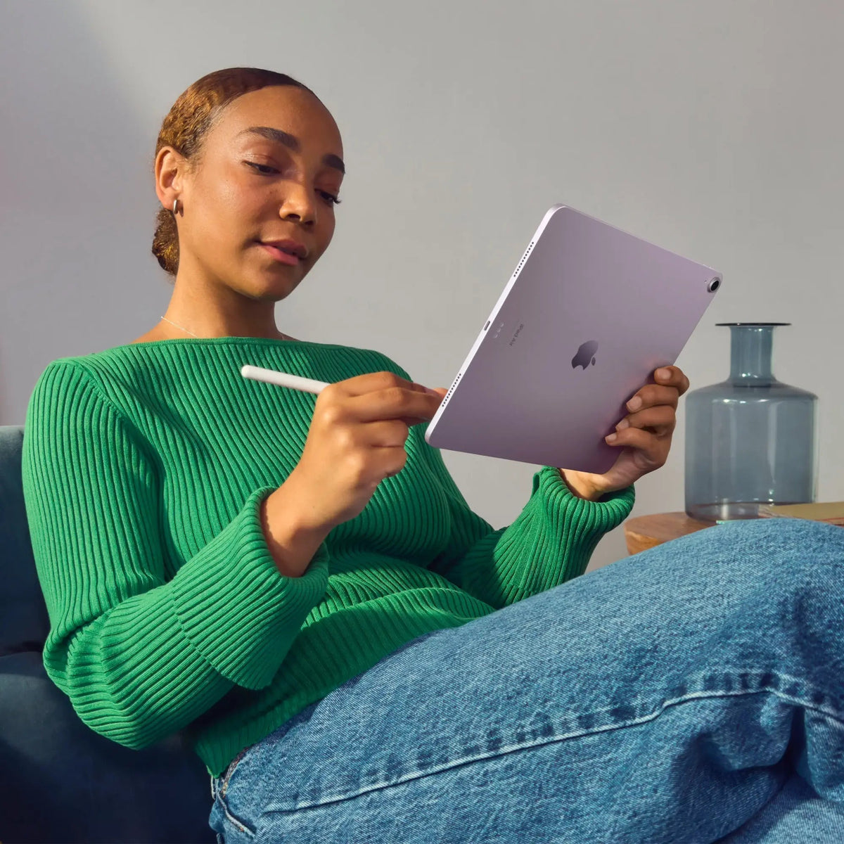 Apple - 13-inch iPad Air M2 chip Built for Apple Intelligence Wi-Fi 128GB - Purple - Image 6