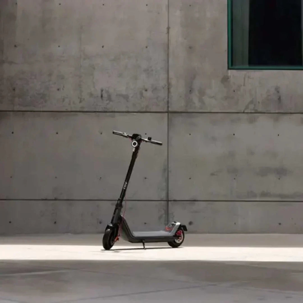 NIU - KQi3 Max Foldable Electric Scooter w/ 40 mi Max Operating Range & 23.6 mph Max Speed - Space Gray - K3T331B3A11 - Excellent Condition